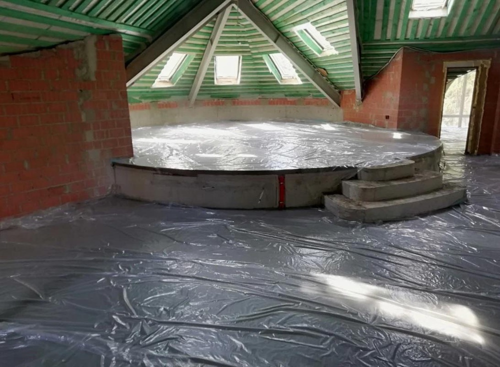 Механизированная полусухая стяжка в бассейне