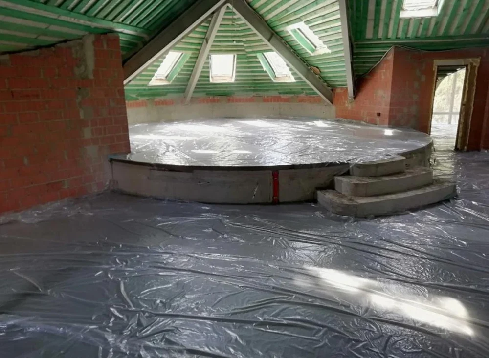 Механизированная полусухая стяжка в бассейне