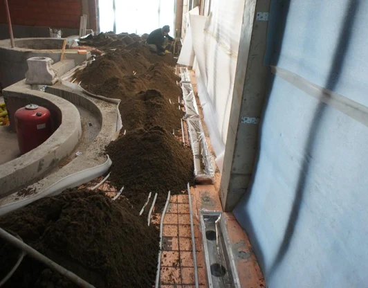 Механизированная полусухая стяжка в бассейне